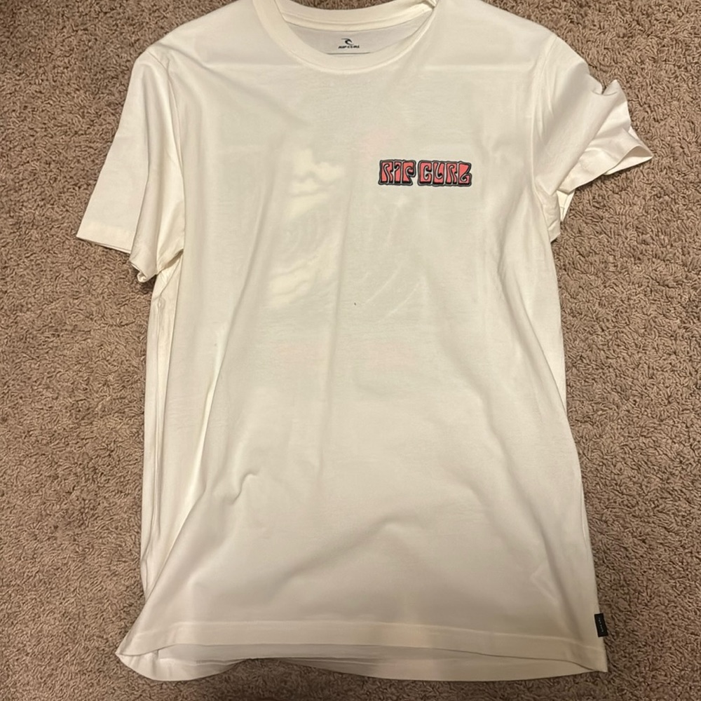 I’m selling this brand new tee I’m never worn it.